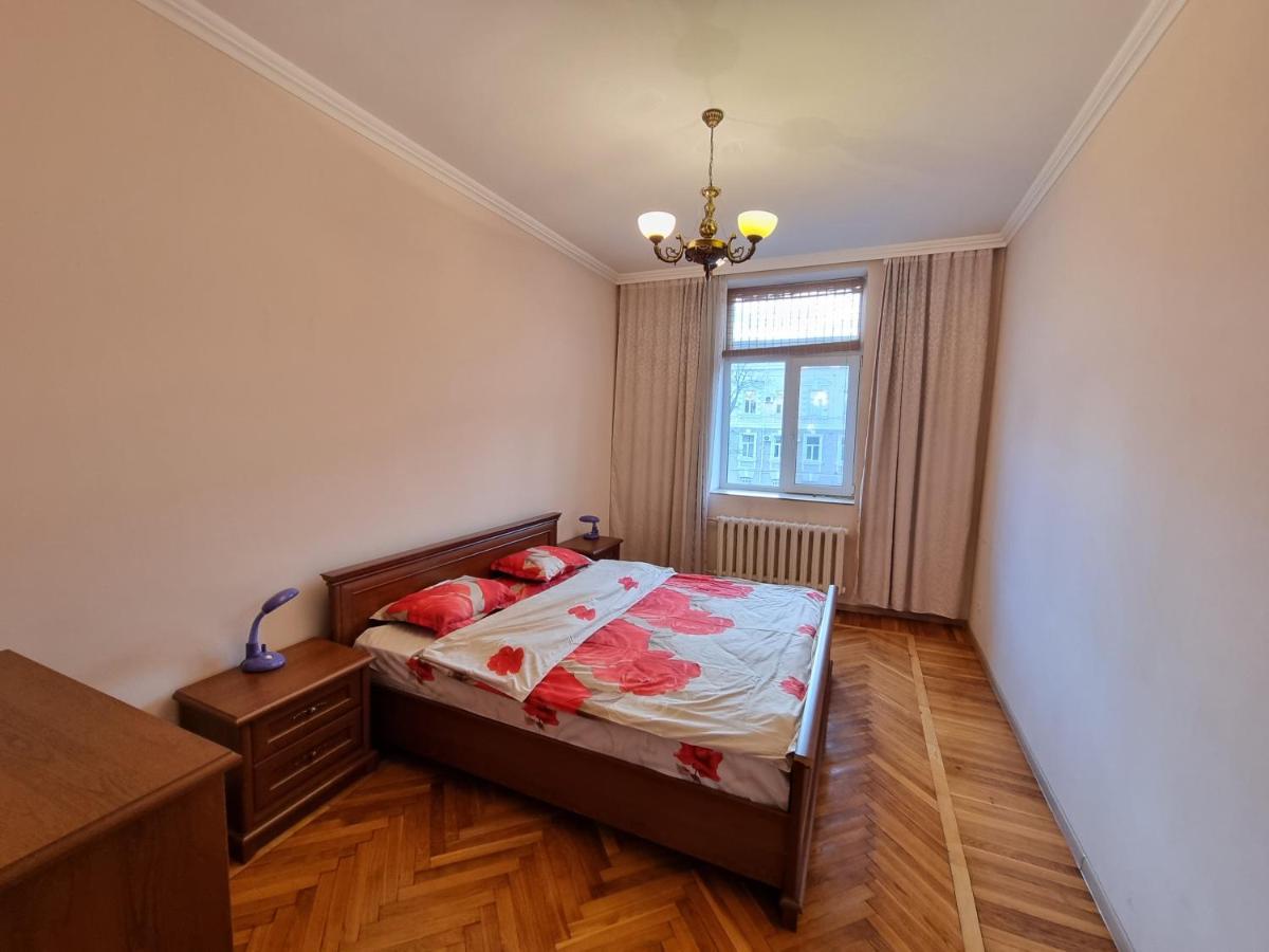 Stefan Cel Mare Apartment With 2 Rooms In The Heart Of Chisináu Exterior foto