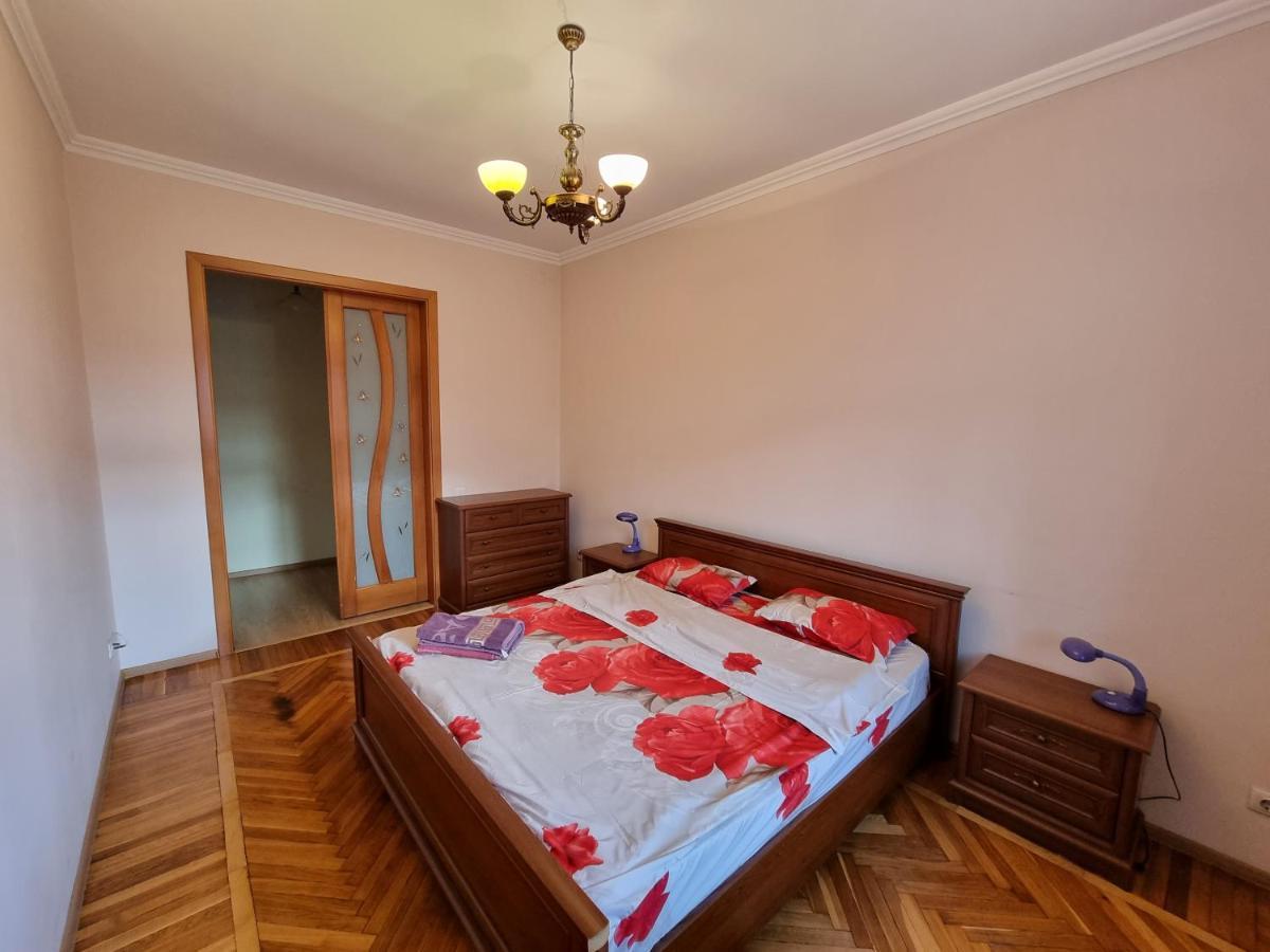 Stefan Cel Mare Apartment With 2 Rooms In The Heart Of Chisináu Exterior foto