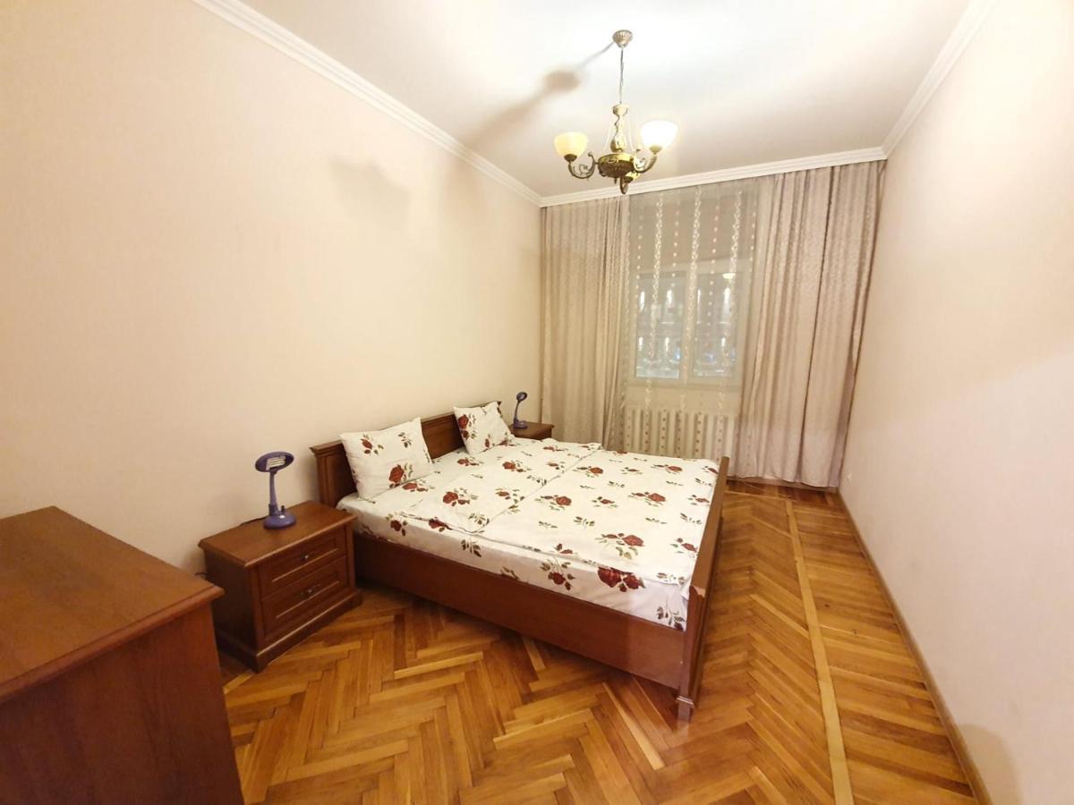 Stefan Cel Mare Apartment With 2 Rooms In The Heart Of Chisináu Exterior foto