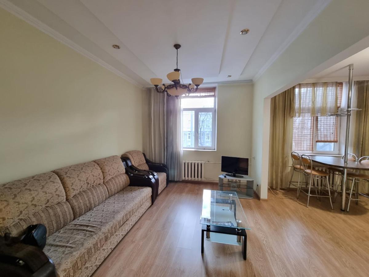 Stefan Cel Mare Apartment With 2 Rooms In The Heart Of Chisináu Exterior foto