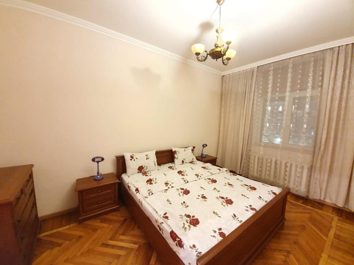 Stefan Cel Mare Apartment With 2 Rooms In The Heart Of Chisináu Exterior foto