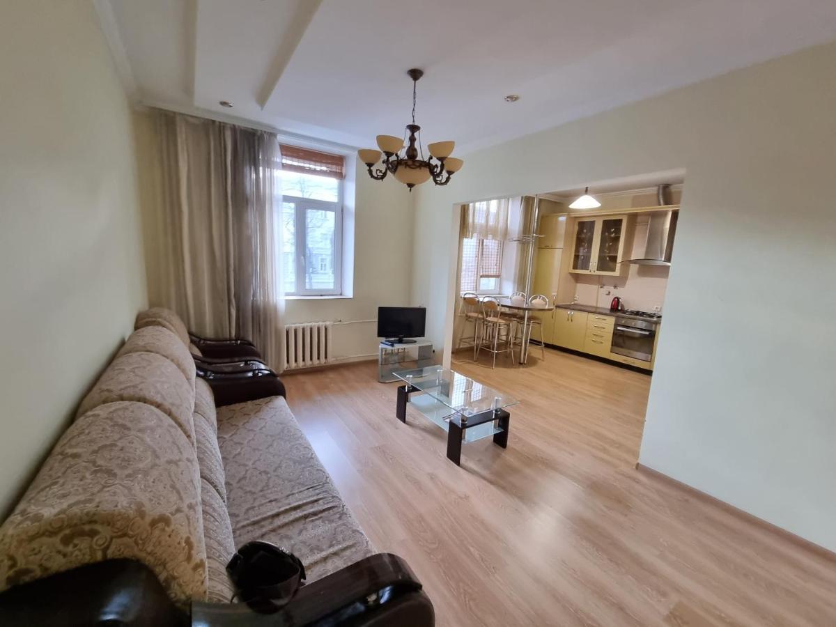 Stefan Cel Mare Apartment With 2 Rooms In The Heart Of Chisináu Exterior foto