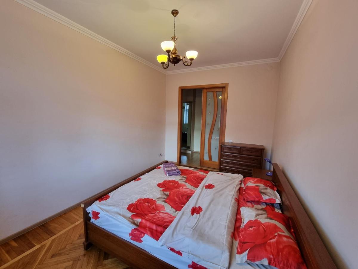 Stefan Cel Mare Apartment With 2 Rooms In The Heart Of Chisináu Exterior foto