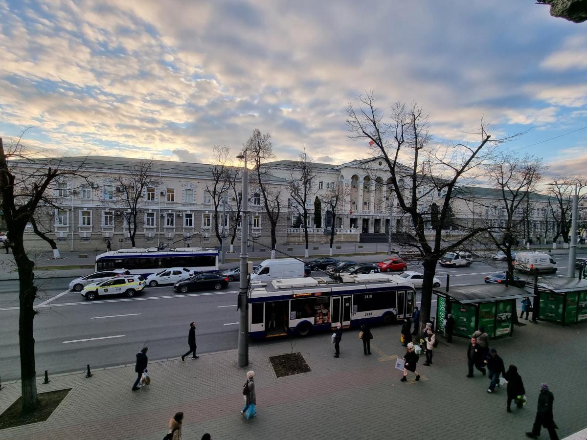 Stefan Cel Mare Apartment With 2 Rooms In The Heart Of Chisináu Exterior foto