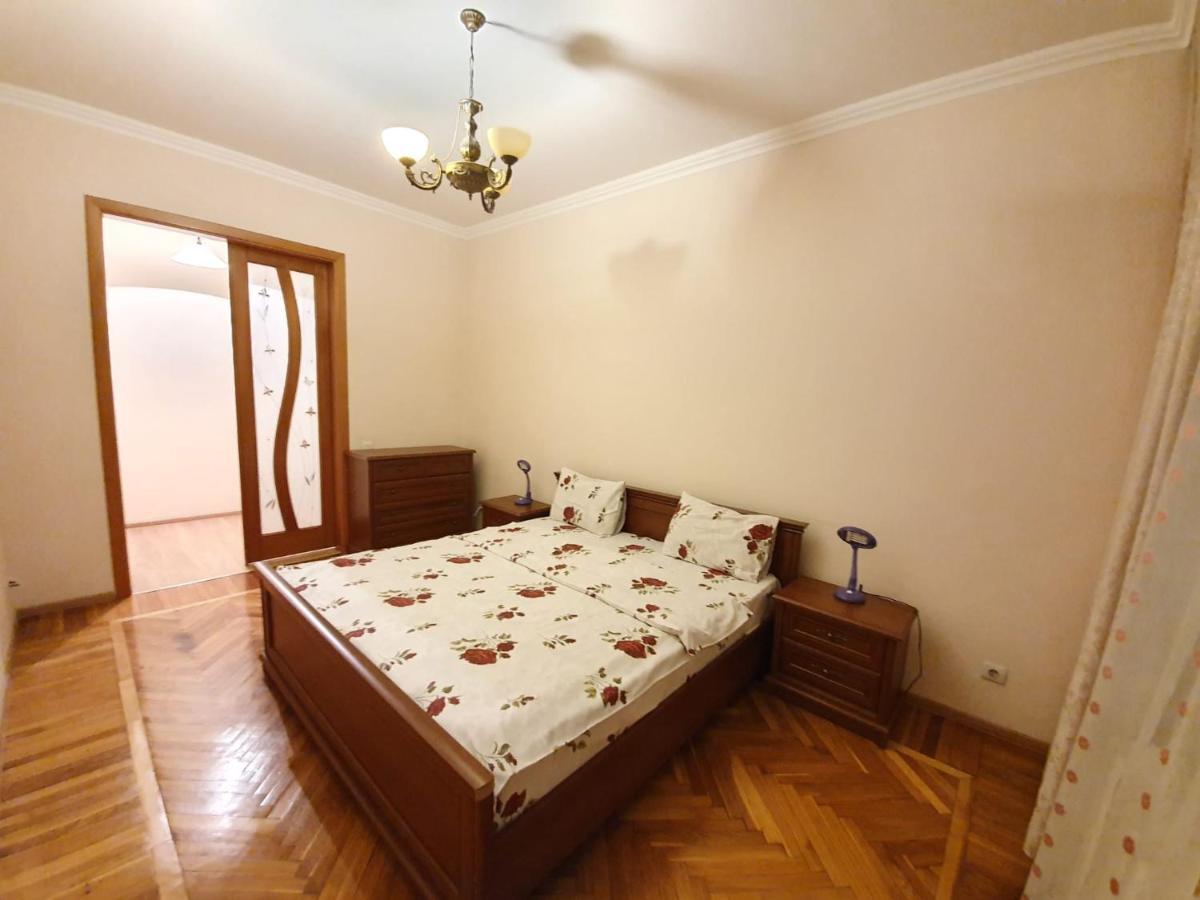 Stefan Cel Mare Apartment With 2 Rooms In The Heart Of Chisináu Exterior foto