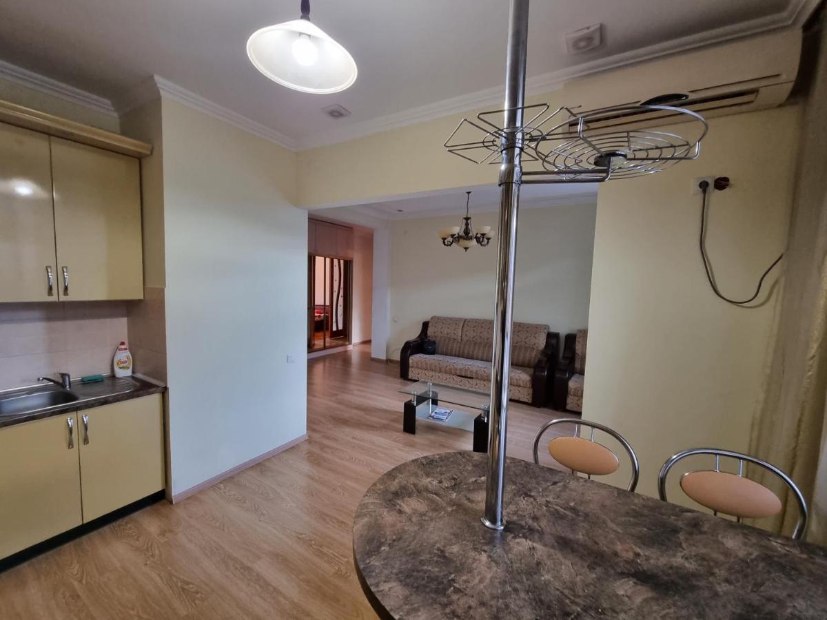 Stefan Cel Mare Apartment With 2 Rooms In The Heart Of Chisináu Exterior foto