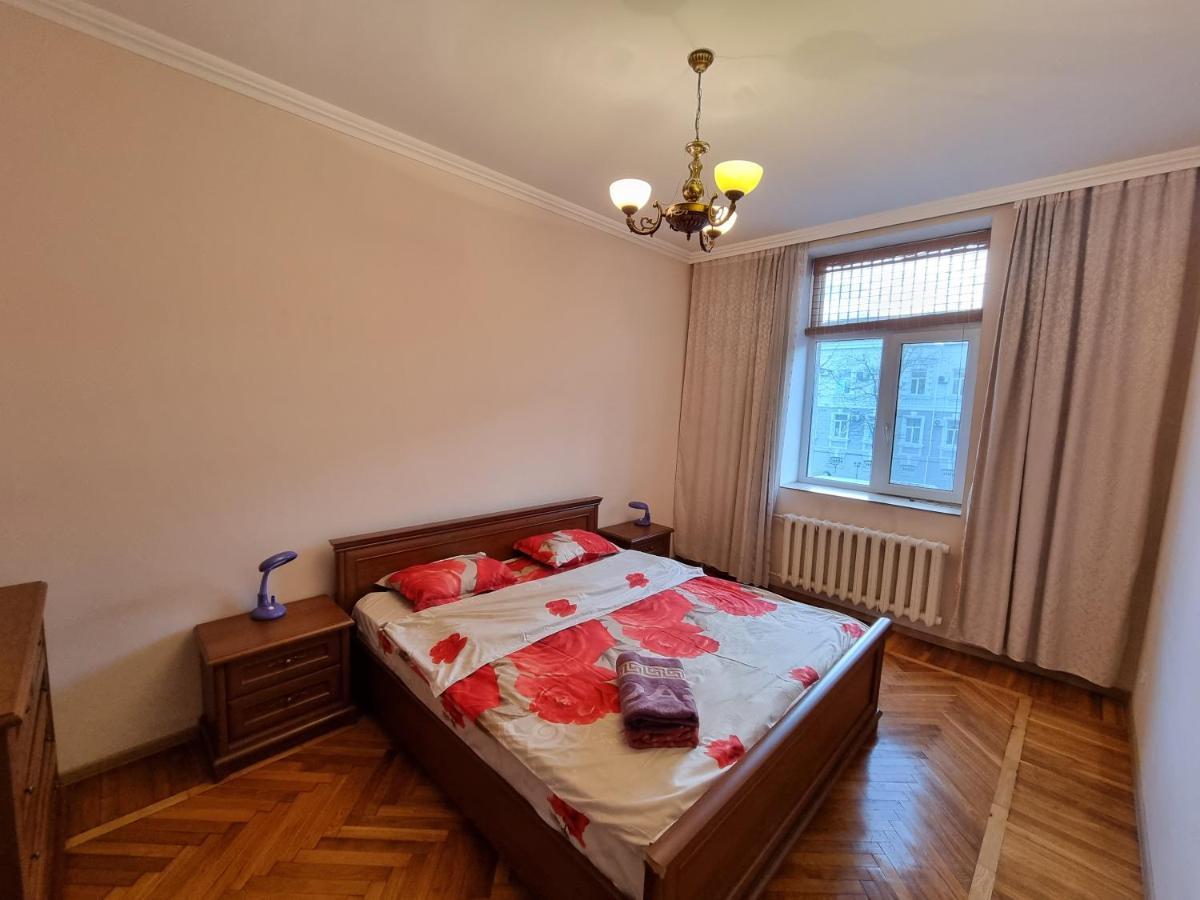 Stefan Cel Mare Apartment With 2 Rooms In The Heart Of Chisináu Exterior foto