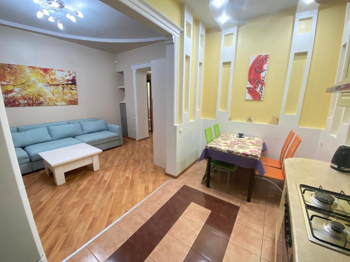 Stefan Cel Mare Apartment With 2 Rooms In The Heart Of Chisináu Exterior foto