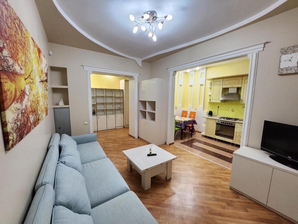 Stefan Cel Mare Apartment With 2 Rooms In The Heart Of Chisináu Exterior foto