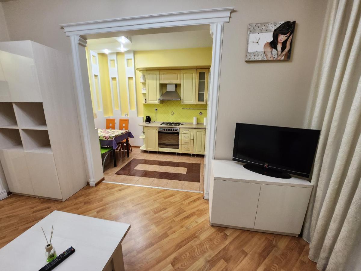 Stefan Cel Mare Apartment With 2 Rooms In The Heart Of Chisináu Exterior foto