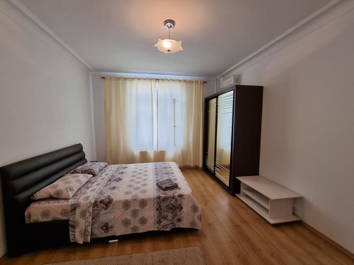 Stefan Cel Mare Apartment With 2 Rooms In The Heart Of Chisináu Exterior foto